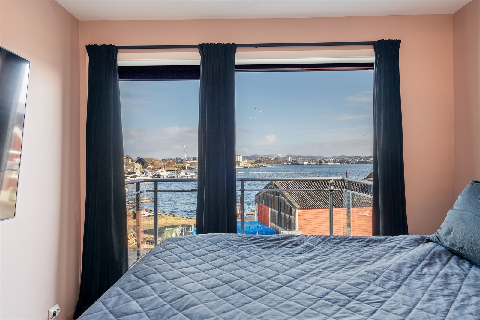 Også fra dette rommet kan du nyte den flotte utsikten mot sjøen! Galleribilde