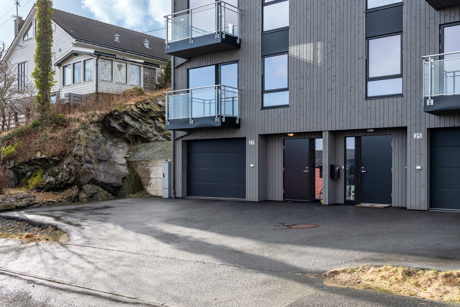 Det er gode parkeringsmuligheter i asfaltert gårdsrom samt i garasje i boligens underetasje Galleribilde