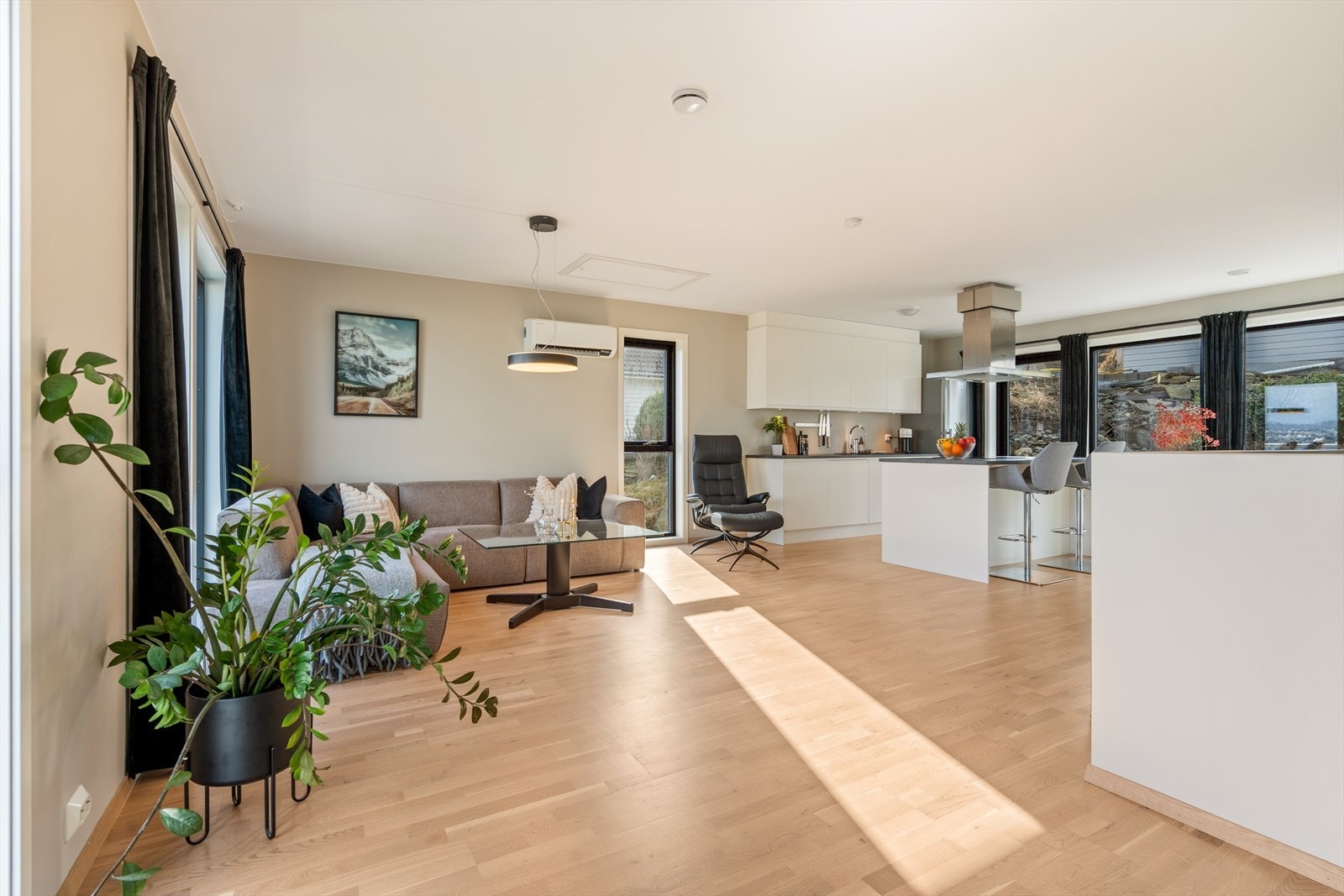 Den åpne stue- og kjøkkenløsningen gir et meget sosialt og hyggelig rom å oppholde seg i Galleribilde