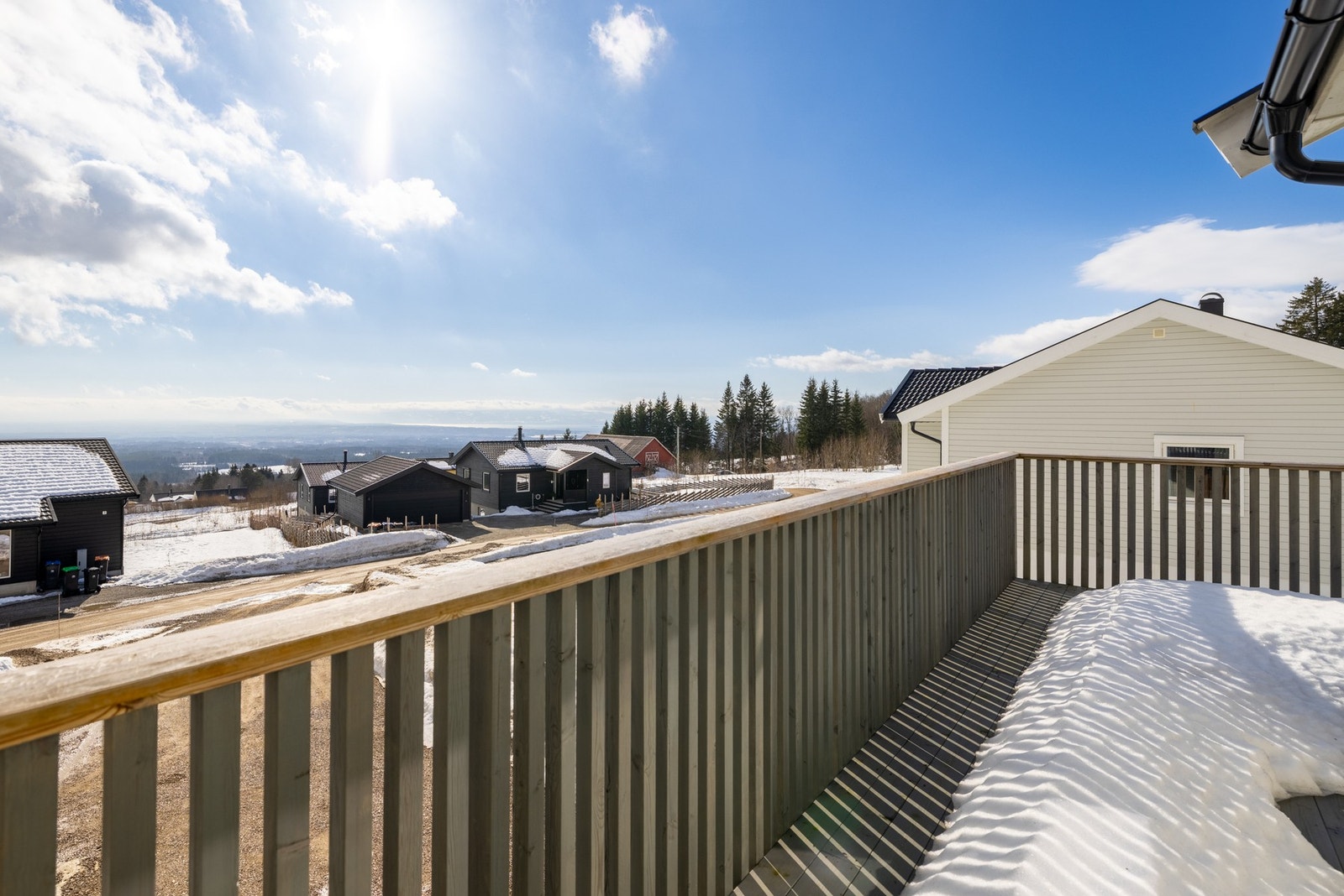 Romslig uteplass som kan benyttes på fine dager.
Sør- og vestvendt terrasse Galleribilde