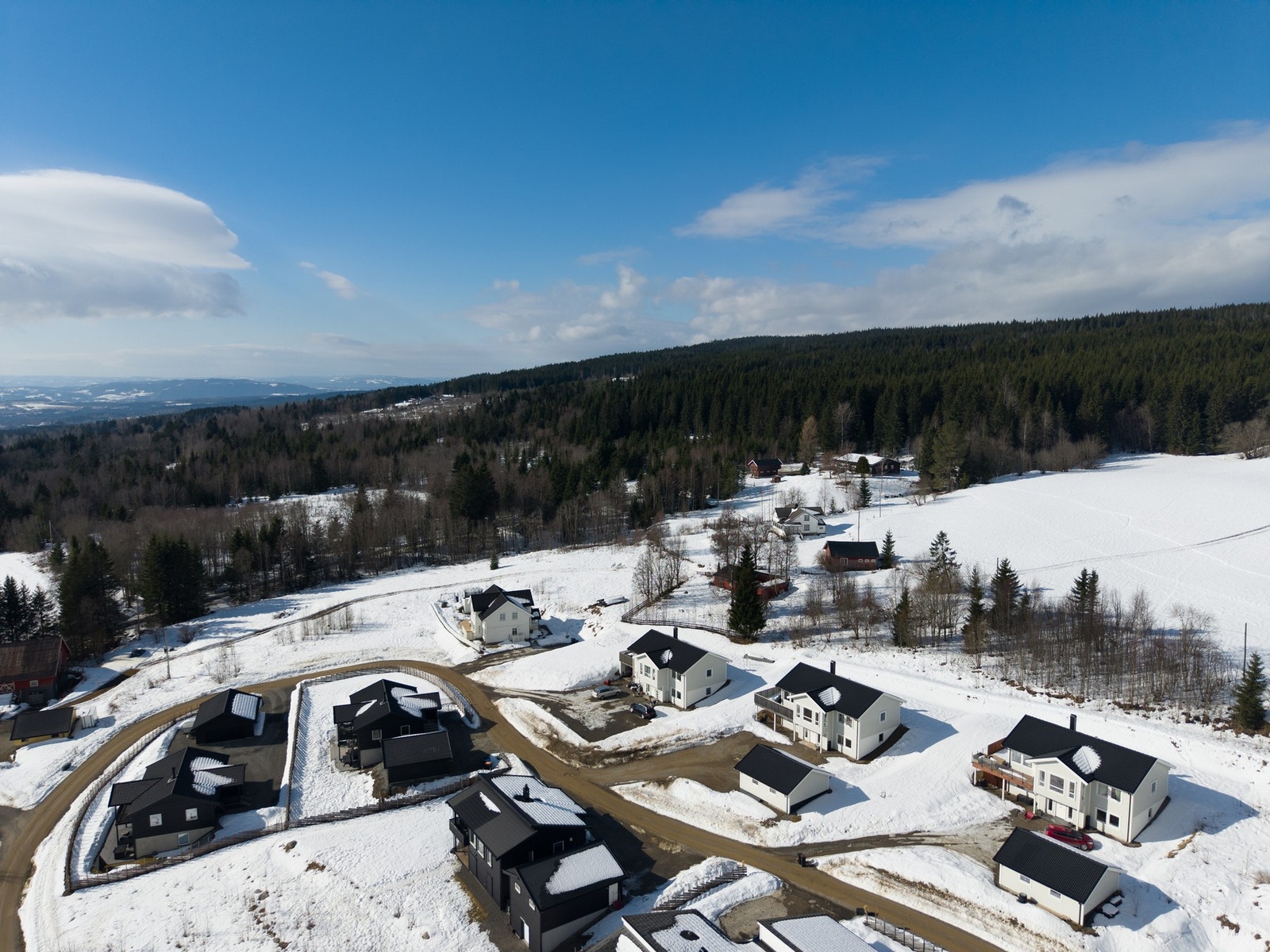 Her bor du med nærhet til fri natur, fine turstier, løypenett for langrenn og nydelig utsikt Galleribilde