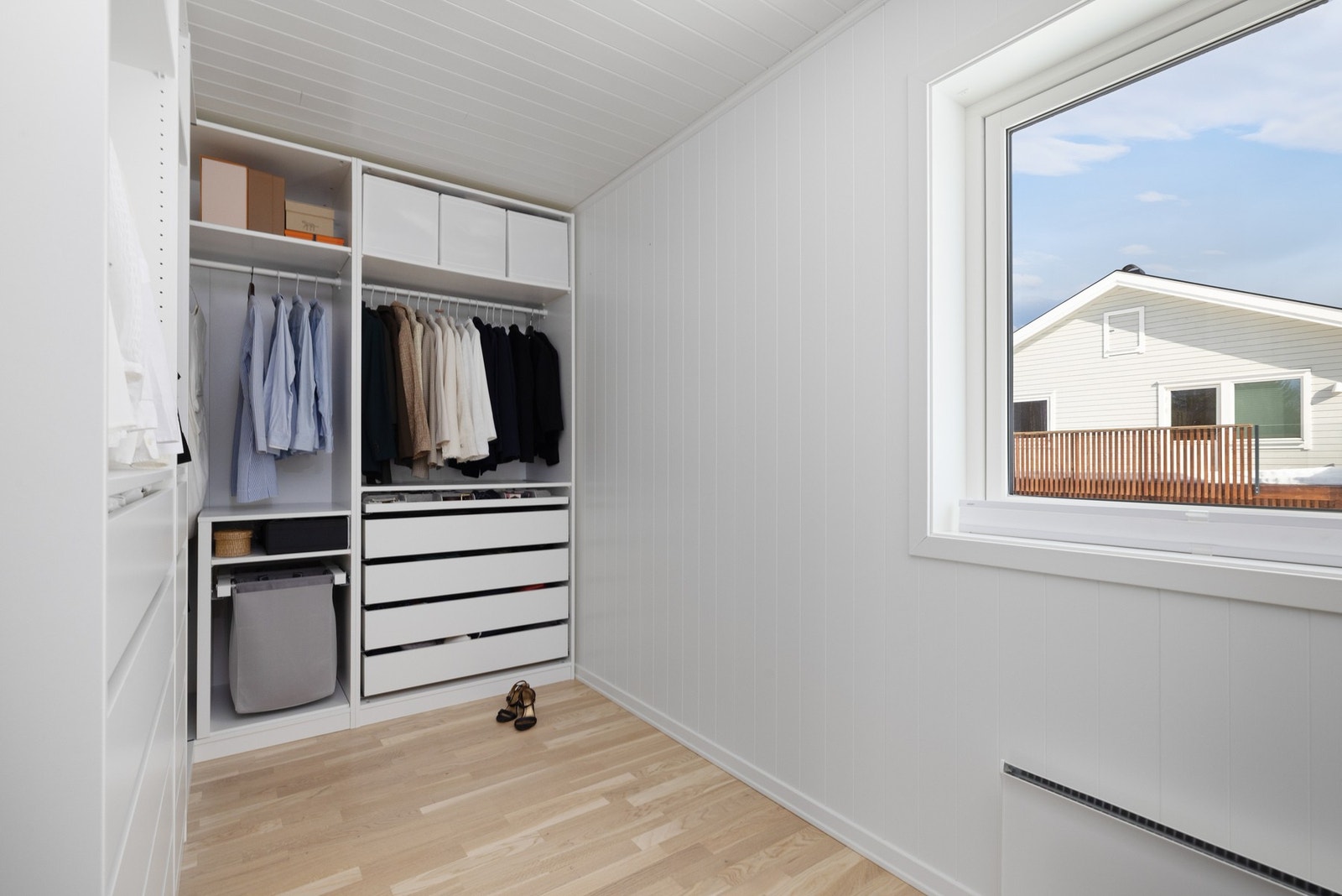 Soverom 5 benyttes i dag som Walk-in garderobe Galleribilde