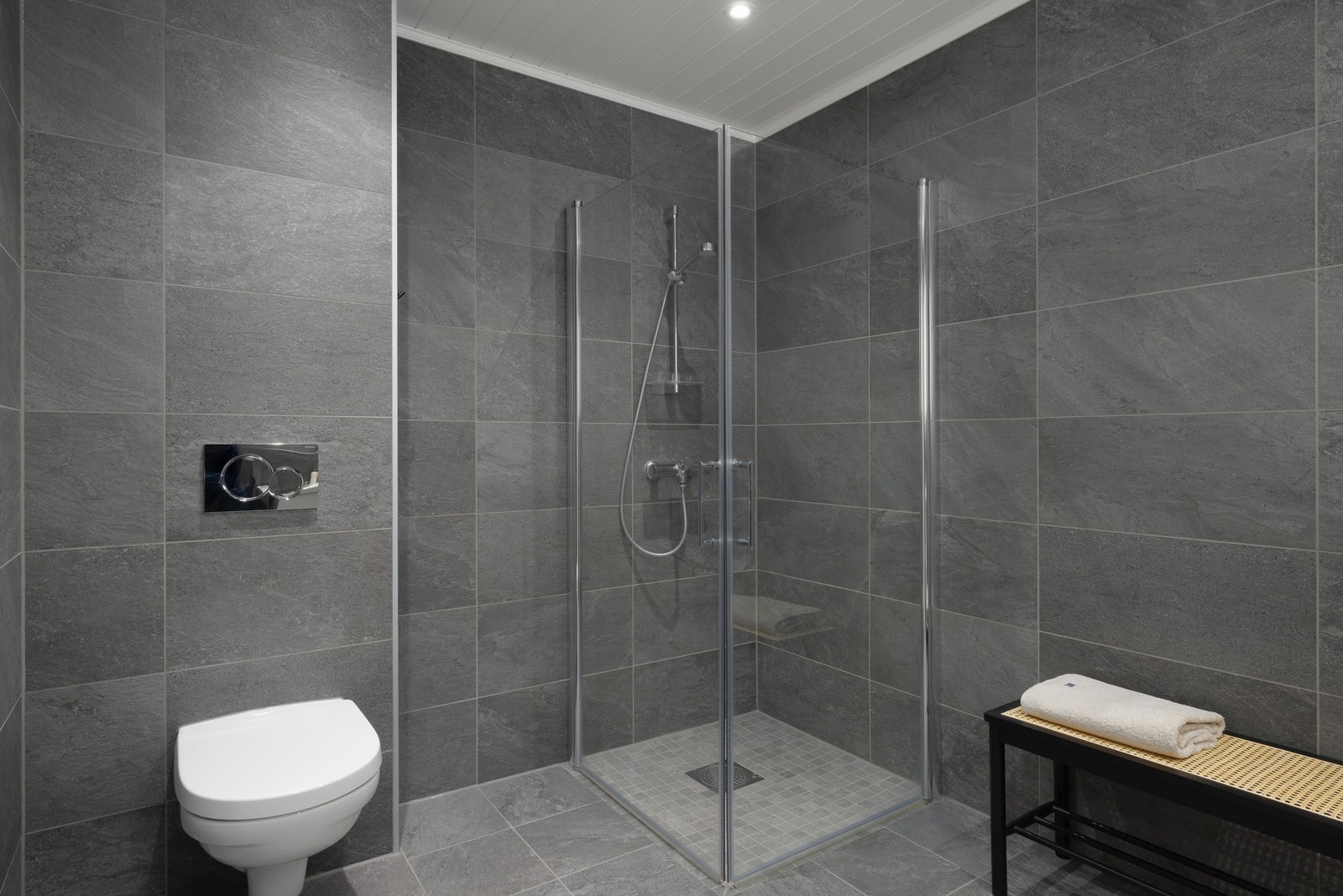 Badet i 1.etasje med dype toner som skaper en lun og sofistikert atmosfære, samtidig som de gir rommet en tidløs karakter Galleribilde