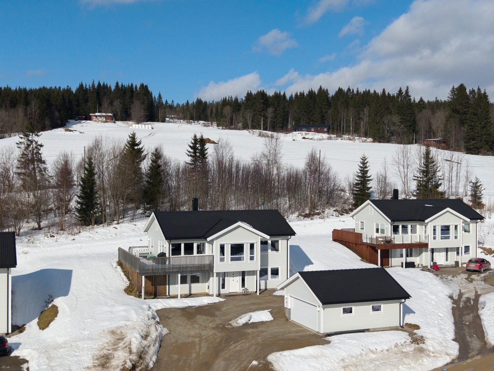 Dobbelgarasje med plass til to biler samt godt med lagringsplass Galleribilde