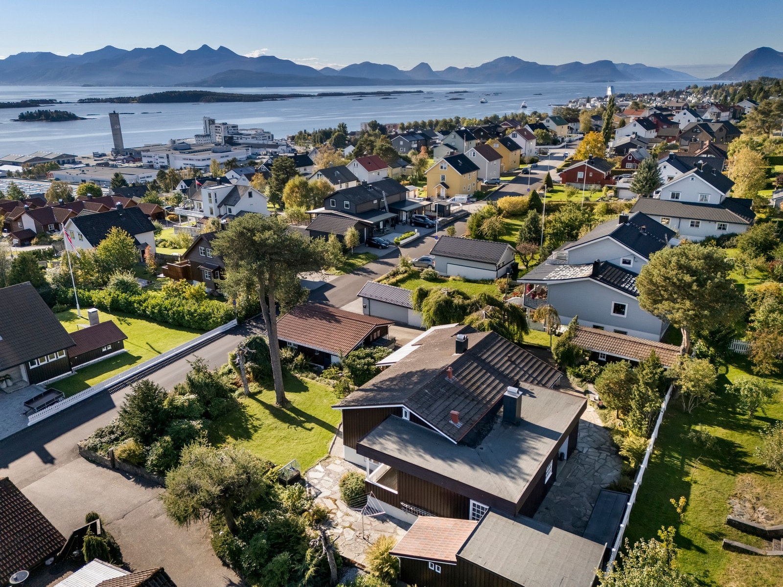 Eiendommen ligger i et attraktivt og etablert boligområde, rett nedenfor Romsdal videregående skole. Galleribilde
