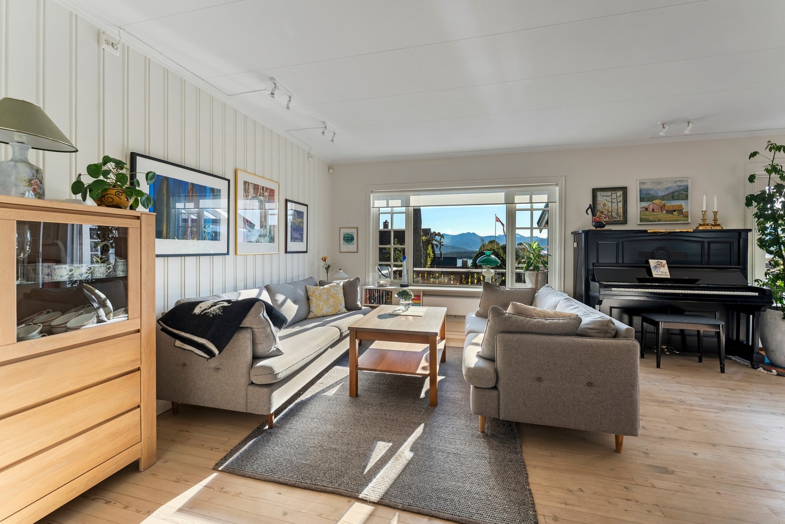 Lys og romslig stue med mye dagslys. Galleribilde