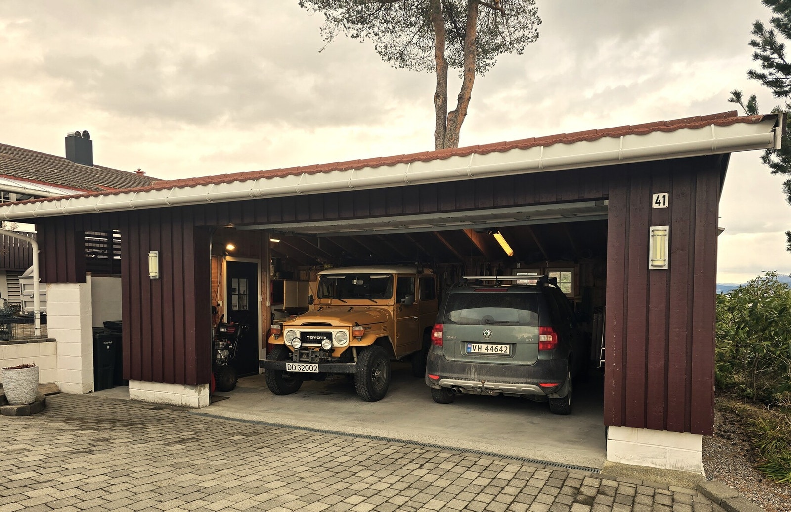 Stor garasje med høy port. Galleribilde