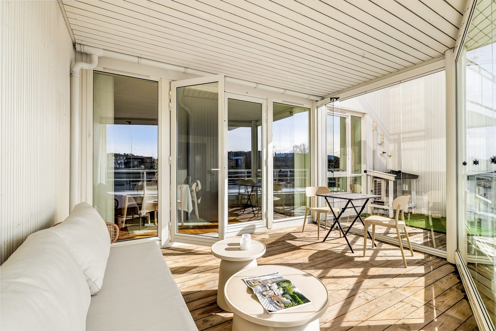 Fra den innglassede verandaen er det videre adkomst til en åpen altan på 4,7 m². Galleribilde