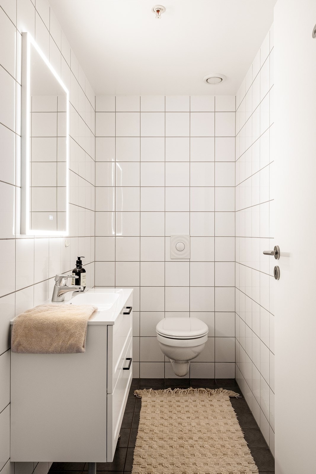 I tillegg til badet har leiligheten et separat toalettrom, praktisk ved besøk. Galleribilde