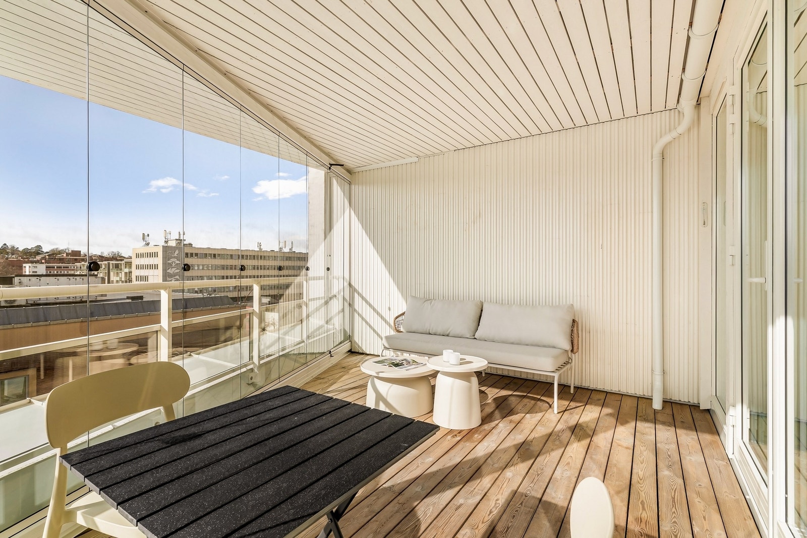 Verandaen fungerer som et ekstra oppholdsrom med god plass til både sofagruppe og spisebord. Galleribilde