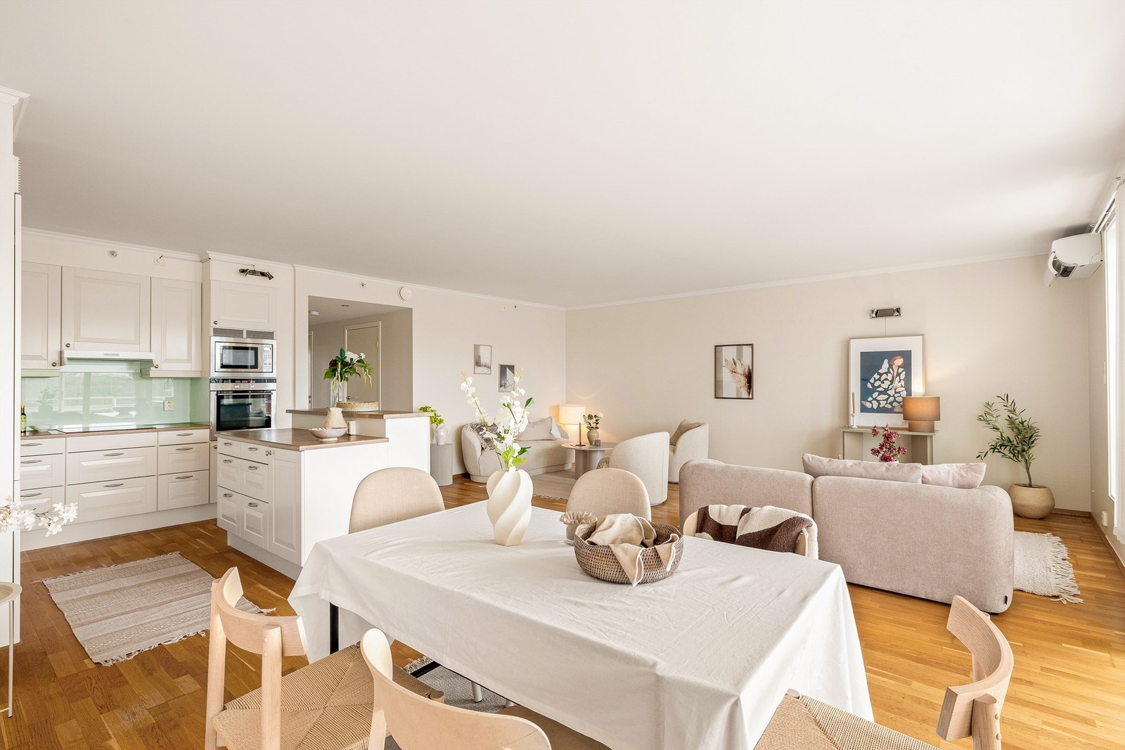 Leiligheten har en åpen løsning på totalt 98 m² BRA-i, alt på ett plan. Galleribilde