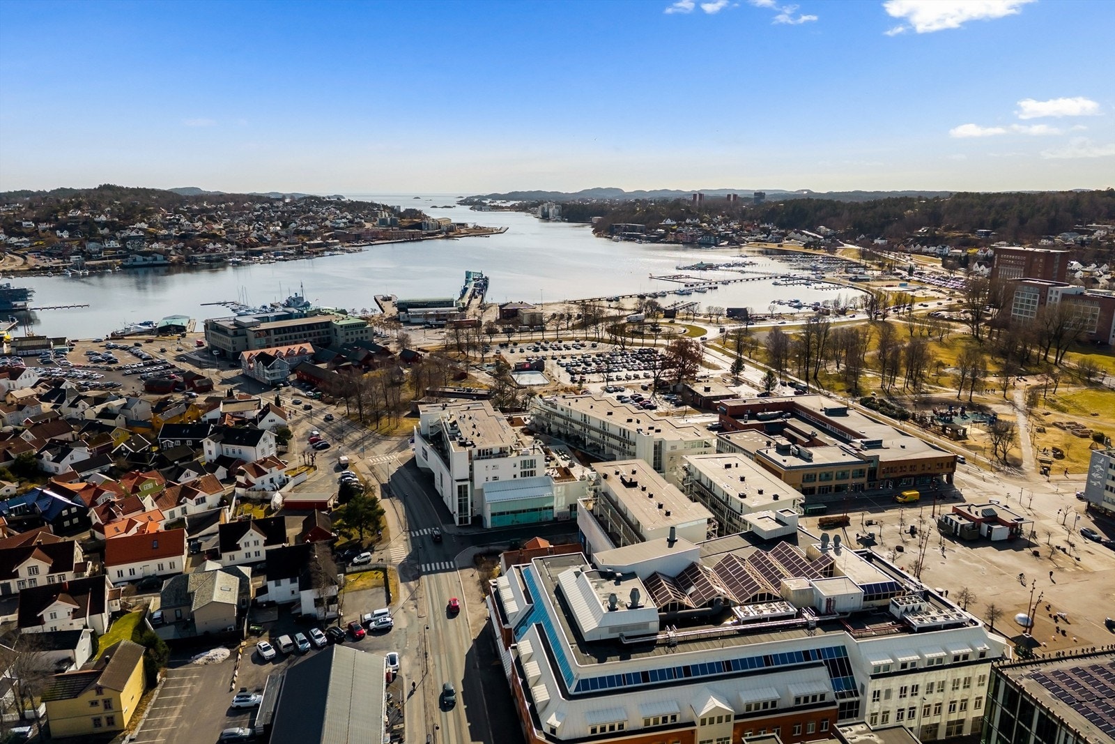 Sandefjord sentrum ligger vakkert til ved fjorden, og byr på flotte turmuligheter langs sjøen. Galleribilde