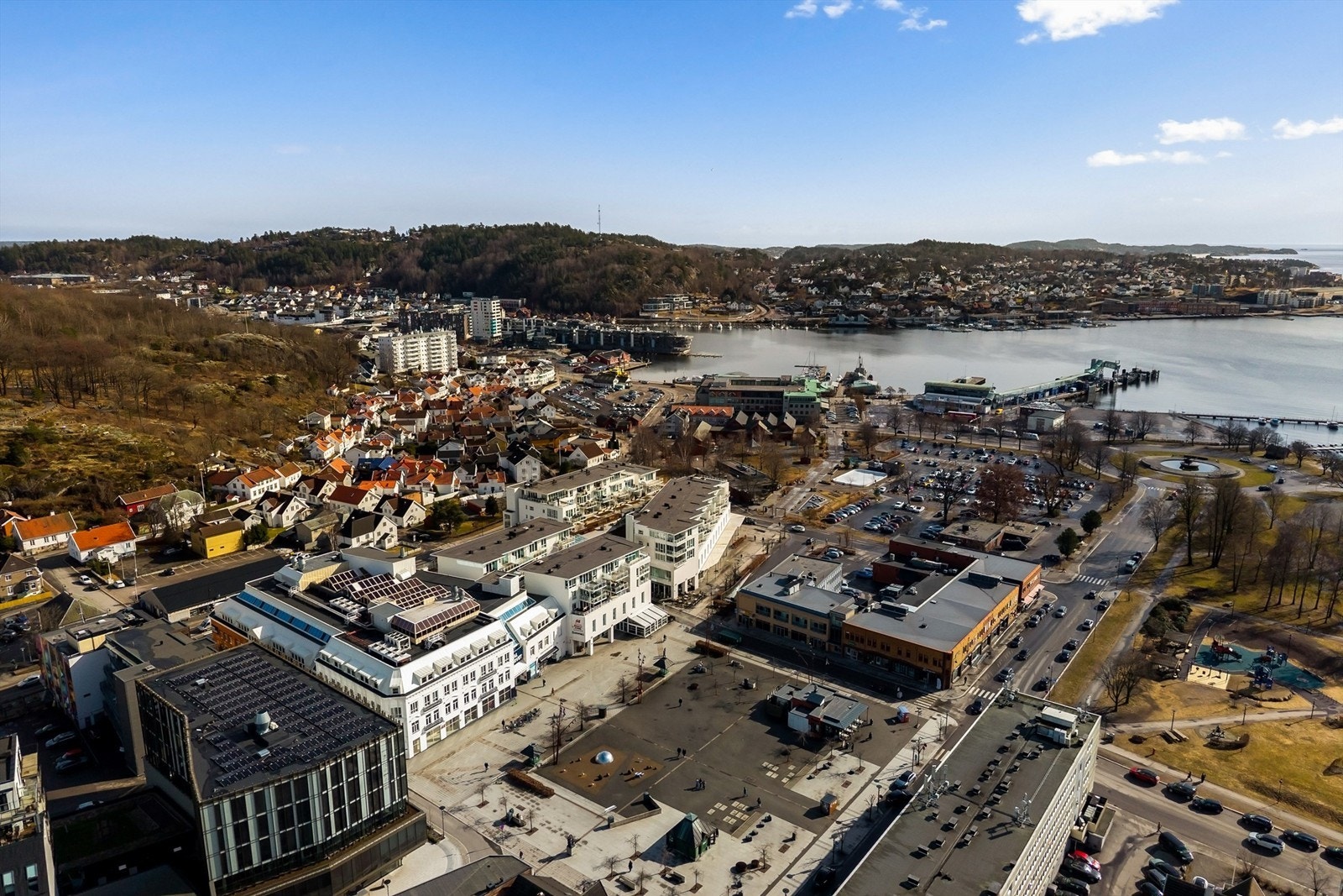 Fra leiligheten er det gangavstand til havneområdet, hvor du kan nyte den maritime atmosfæren. Galleribilde
