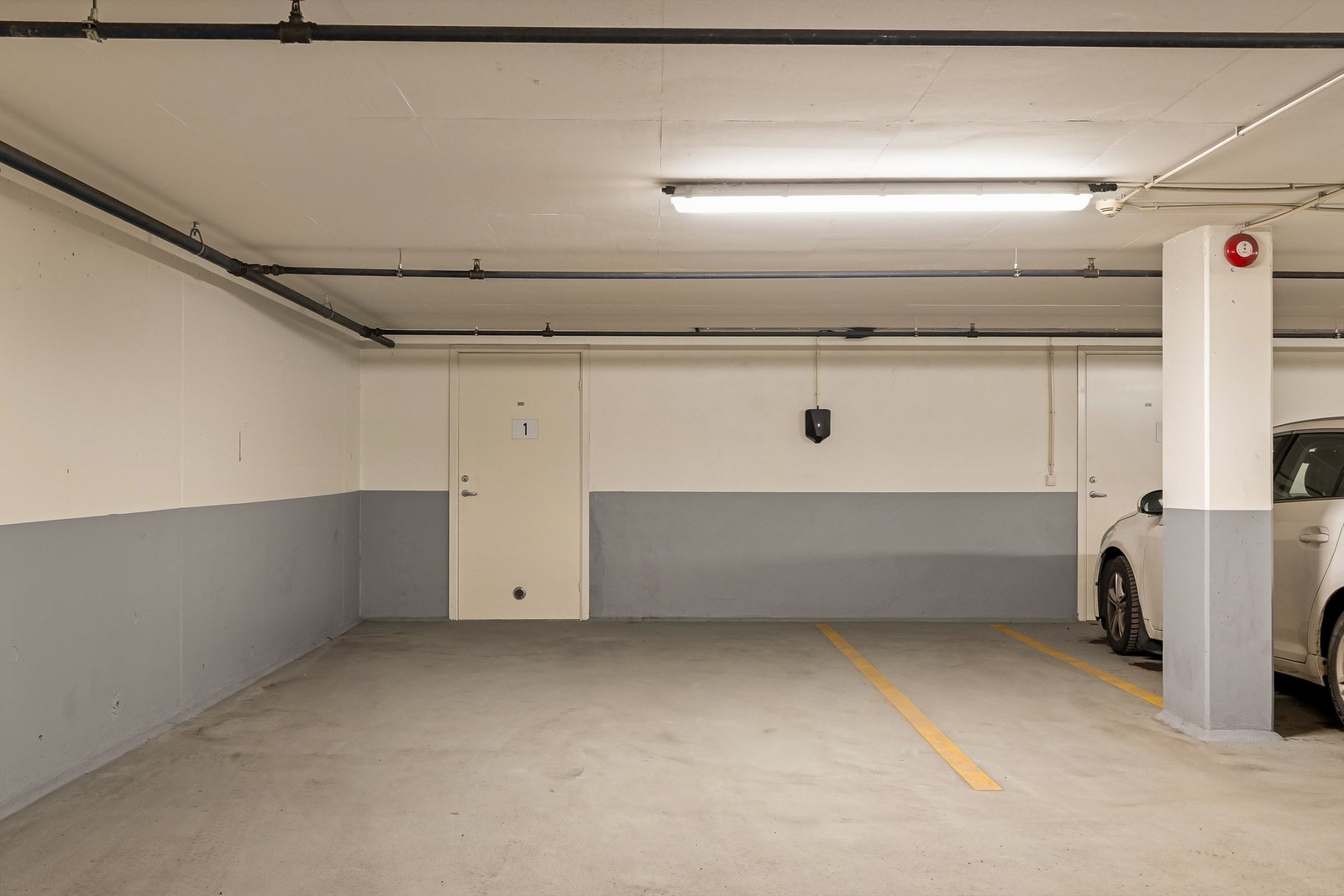 Det medfølger en romslig, dedikert parkeringsplass i felles garasjeanlegg. Galleribilde