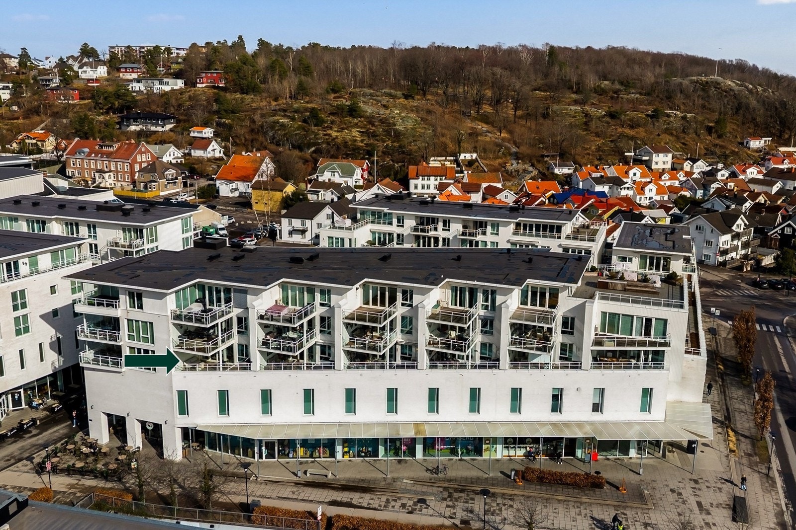 Leiligheten har en sentral og attraktiv beliggenhet i et bygg fra 2010, midt i hjertet av Sandefjord sentrum. Galleribilde