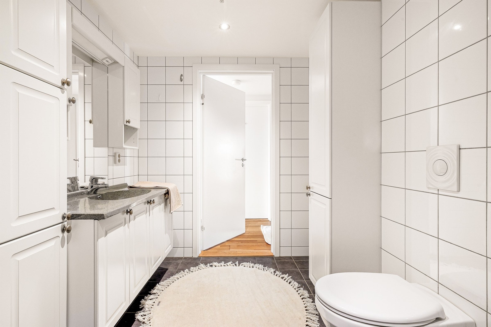 Badet er praktisk innredet med rikelig skapplass og opplegg for vaskemaskin. Galleribilde