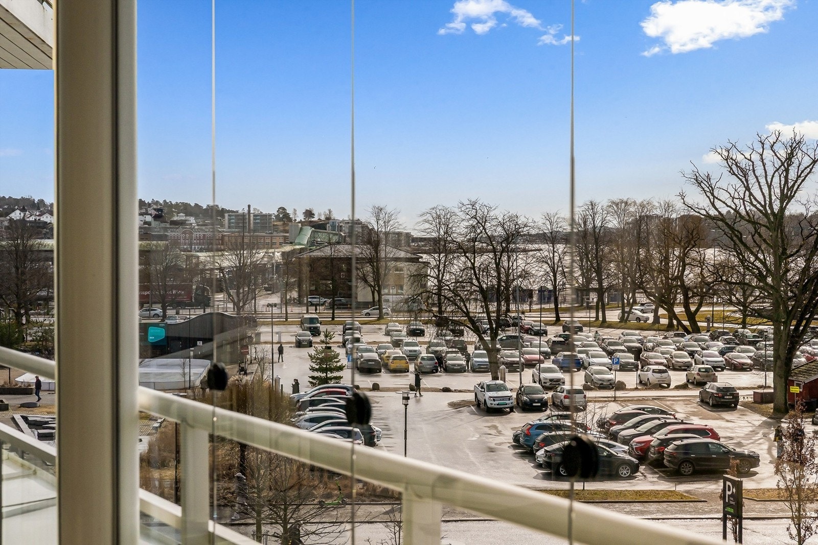 Fra leiligheten har man utsikt mot Badeparken, byens store grønne lunge og rekreasjonsområde. Galleribilde