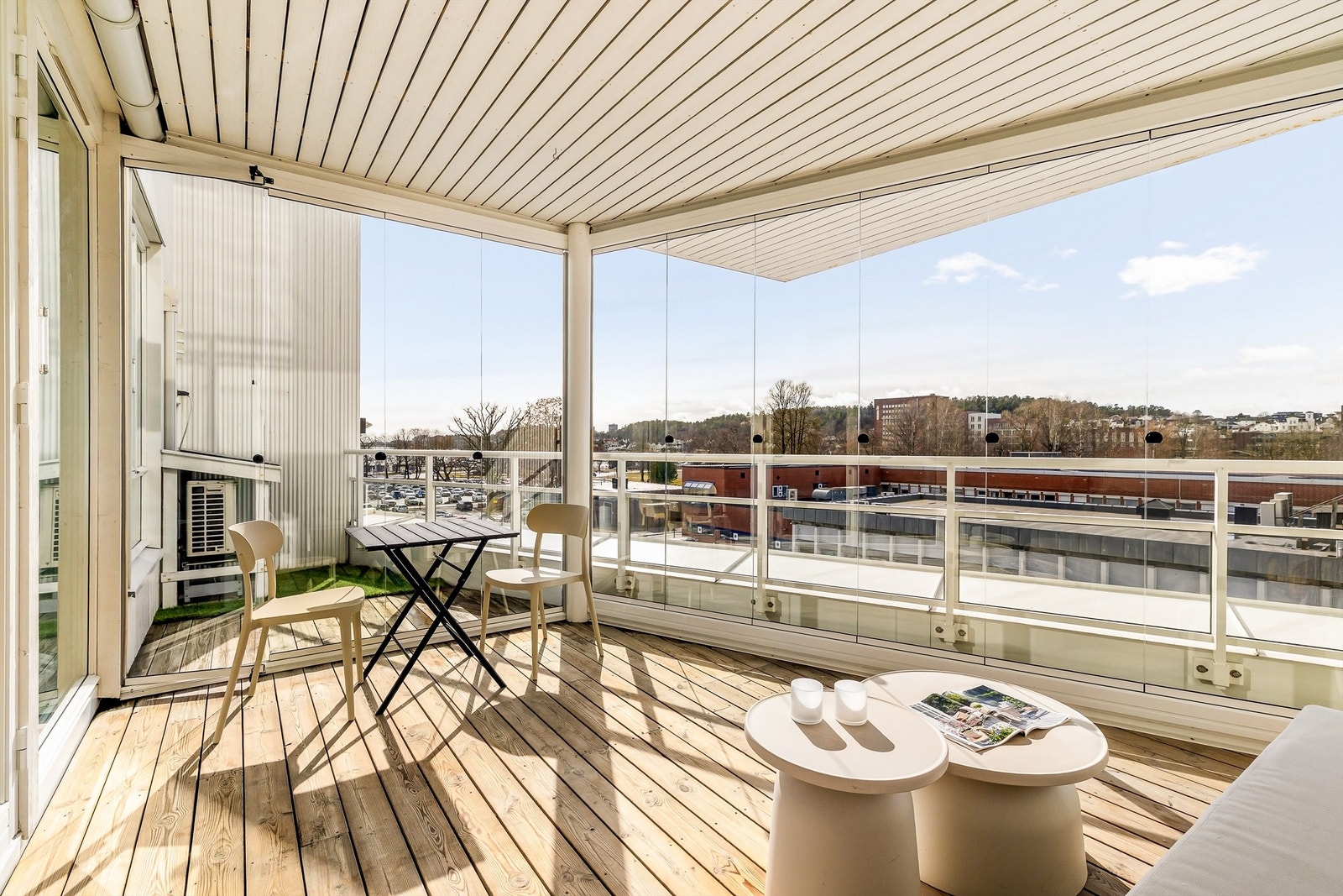 Romslig, innglasset veranda på 12,2 m². Innglassingen ble ferdigstilt i 2017 og utvider bruksarealet store deler av året. Galleribilde