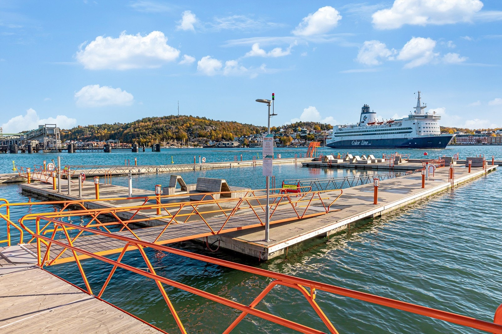 Badeparken tilbyr både grønne rekreasjonsområder og et populært sjøbad. Galleribilde