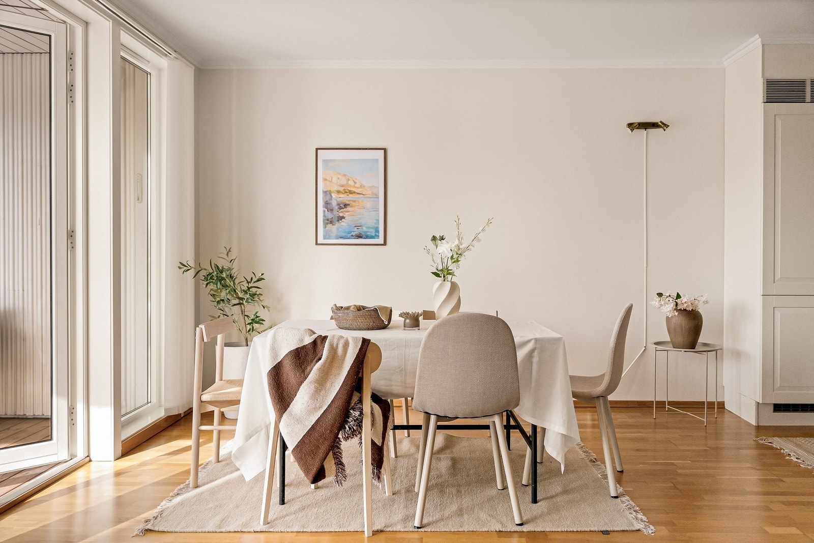 Fra stuen er det direkte utgang til den innglassede verandaen via en malt balkongdør i tre. Galleribilde