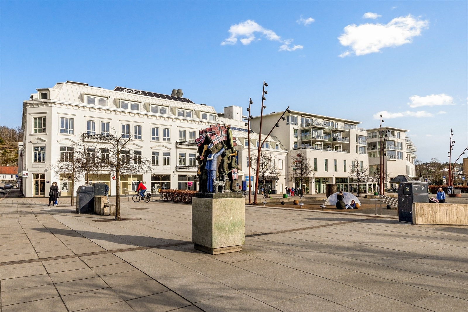 Her bor du med byens liv rett utenfor døren, med et rikt utvalg av kafeer, restauranter og kulturtilbud. Galleribilde