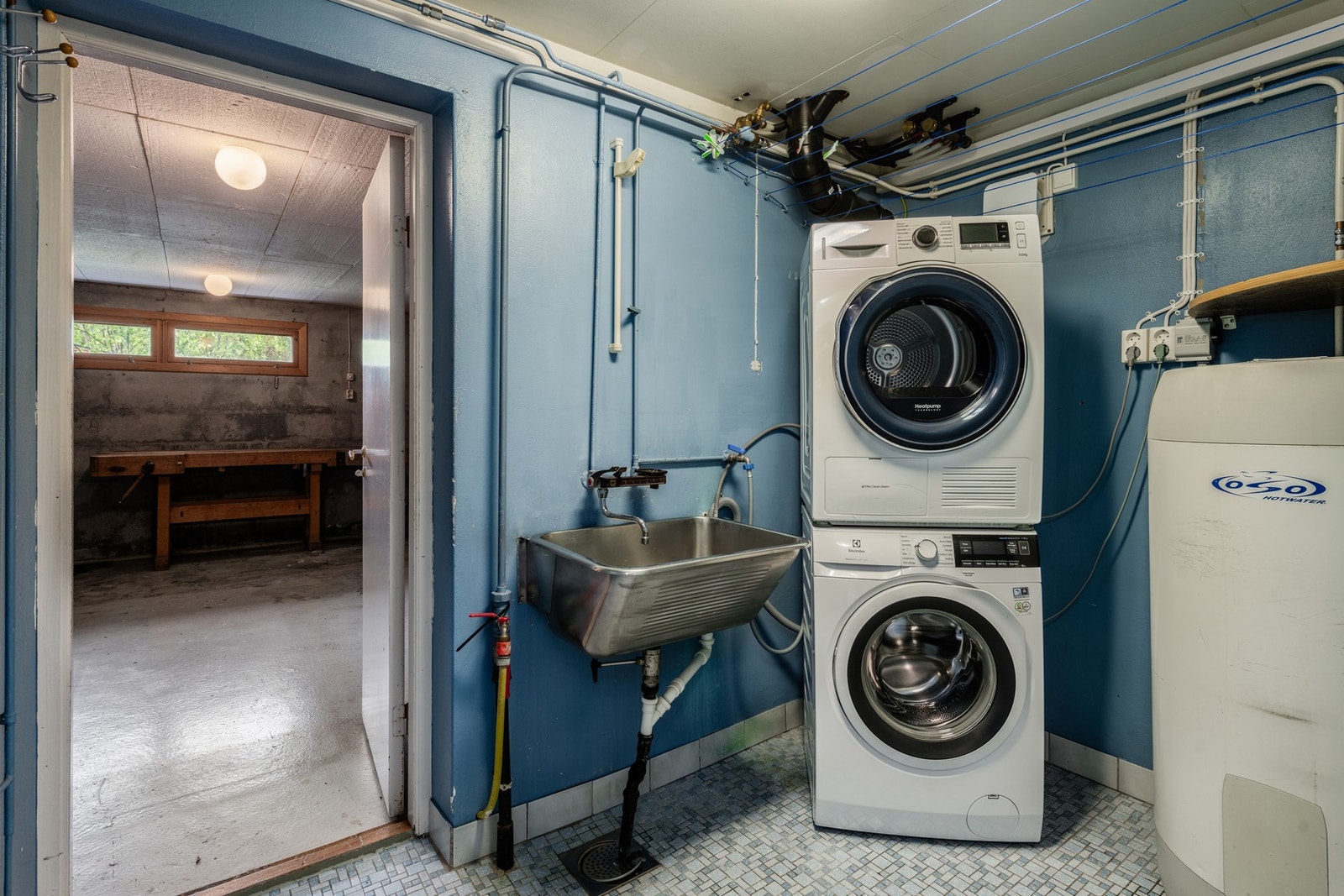 Vaskerom i underetasje. Via vaskerommet er det tilgang til hobbyrom. Det er også to boder i underetasjen Galleribilde