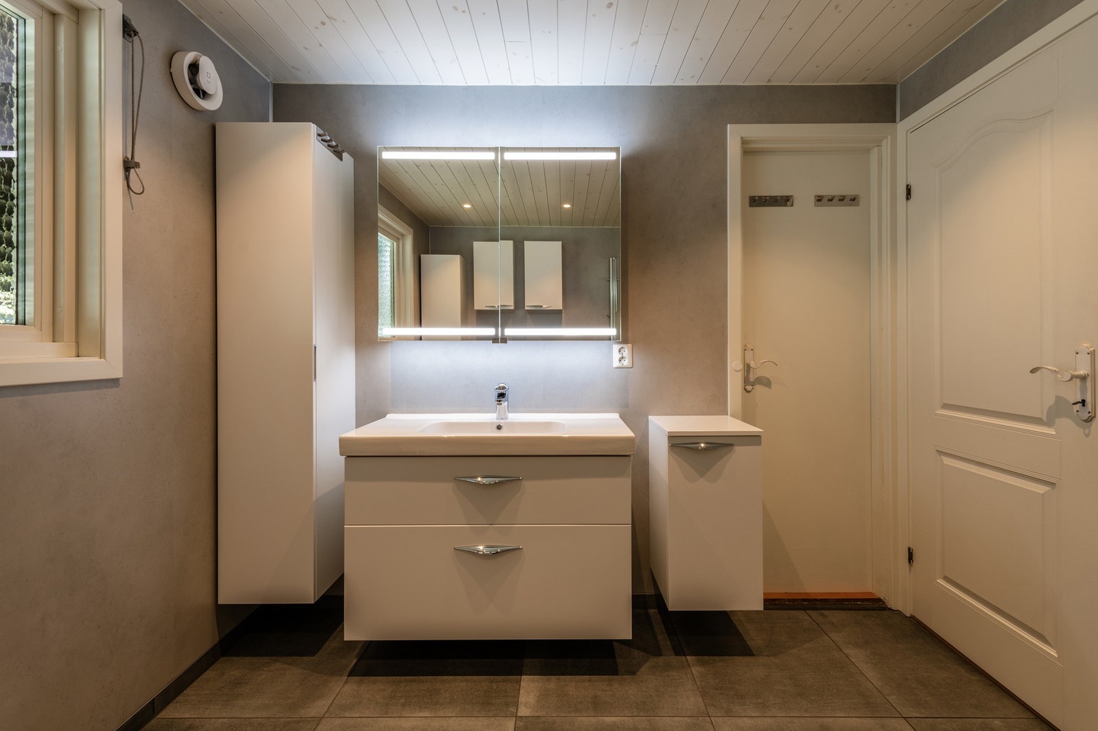 Innenfor badet er det en liten bod Galleribilde