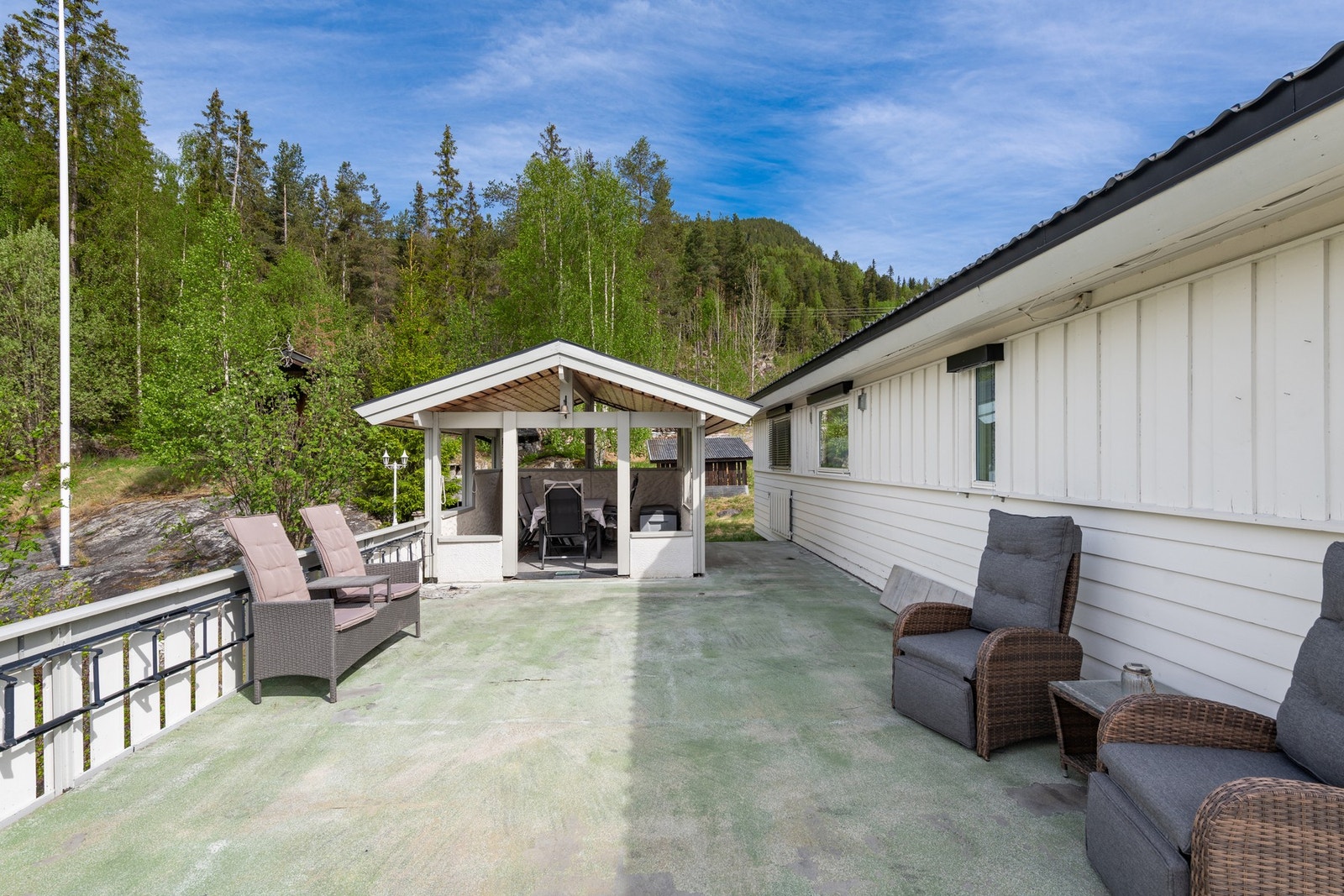 På verandaen er det en trivelig "vinterhage" med tak Galleribilde