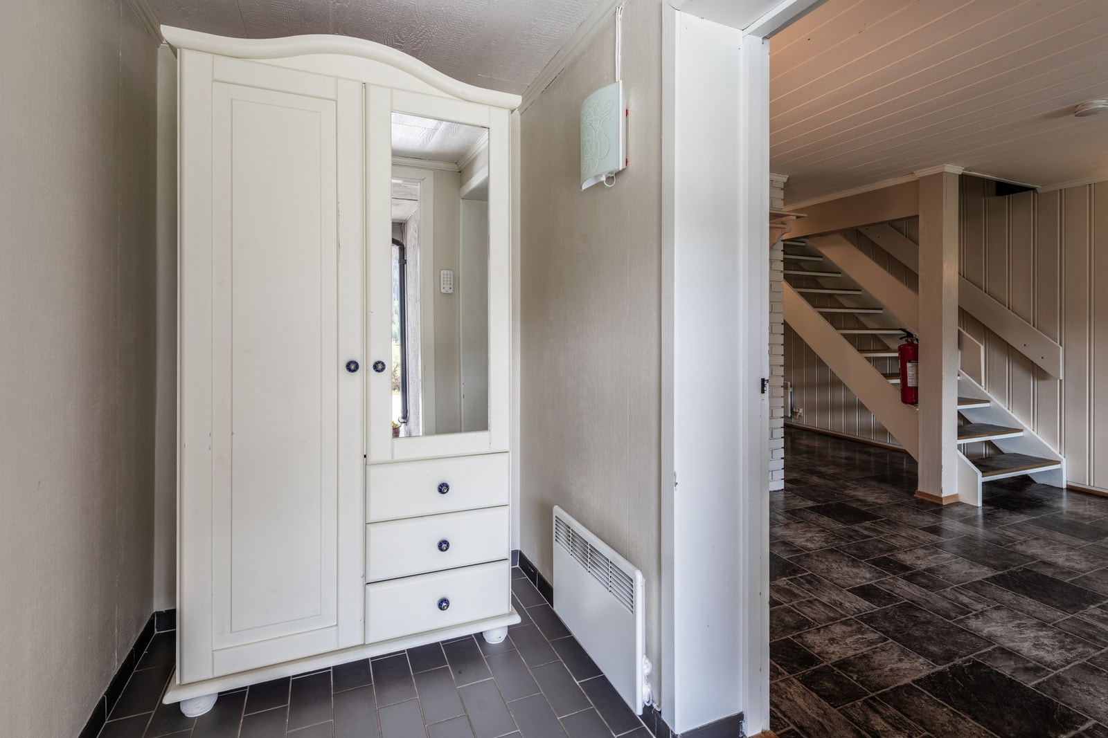 Entré og gang med trappeløp til 1. etasje. Galleribilde