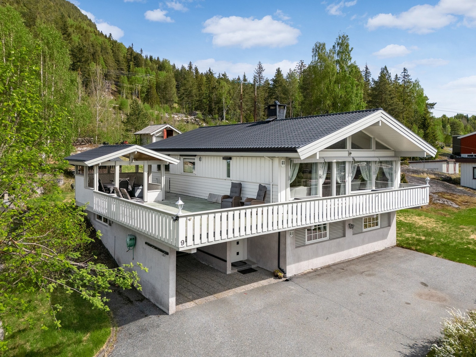 Det er carport i tilknytning til boligen som overbygg ved inngangsparti Galleribilde