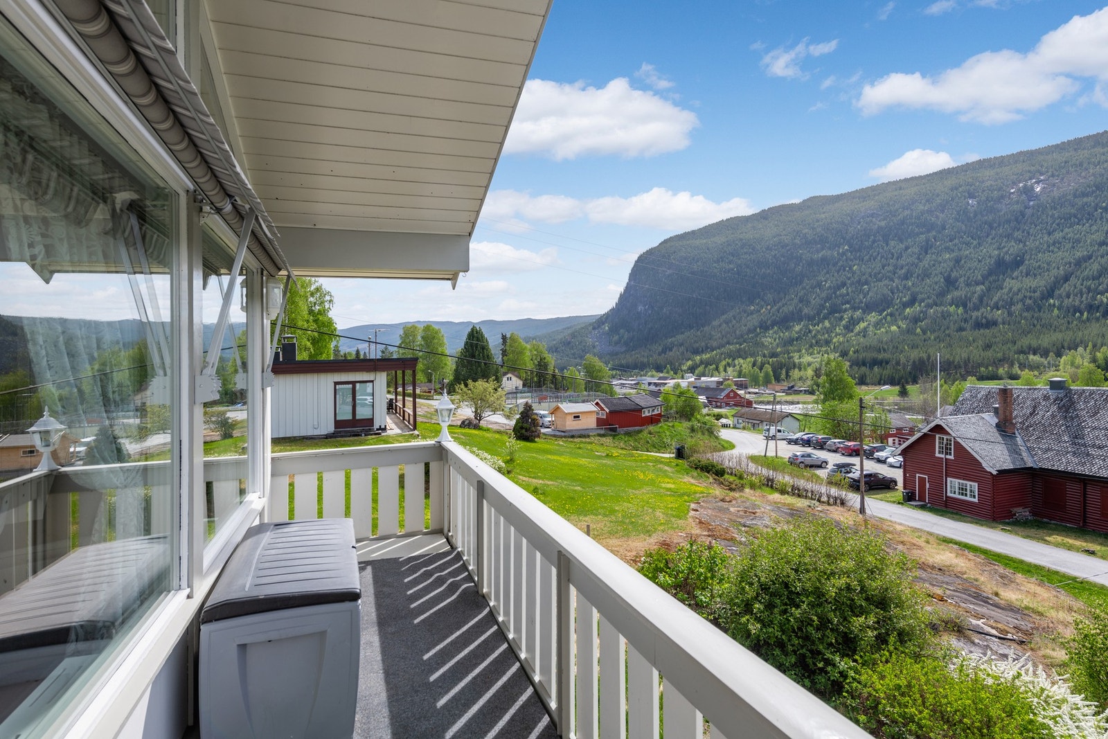 Verandaen strekker seg foran stuevinduene. Her er det skyvedør ut fra stue Galleribilde