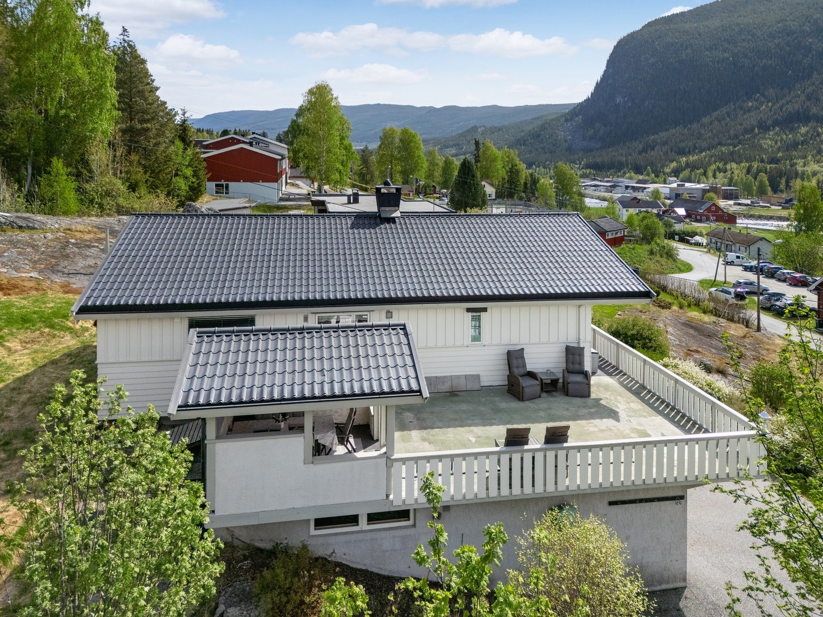 Boligen har flott veranda med utsikt og gode solforhold Galleribilde