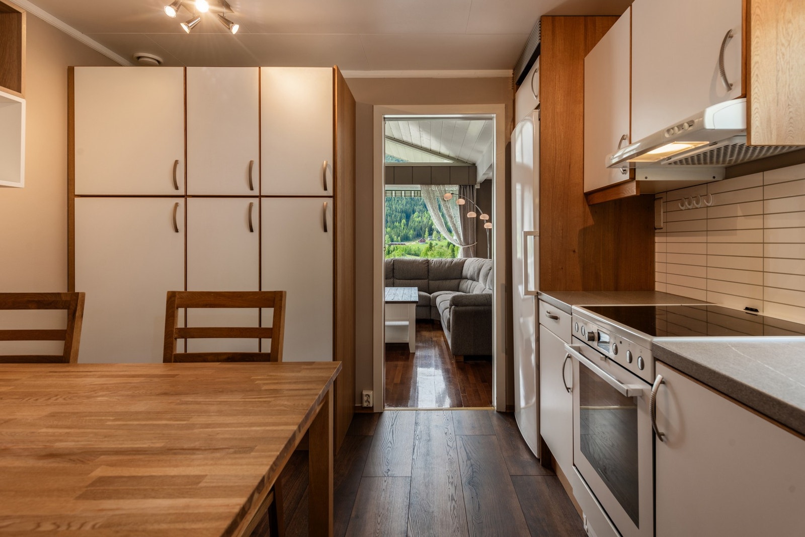 Fra stue og fra gang er det tilgang til kjøkken Galleribilde