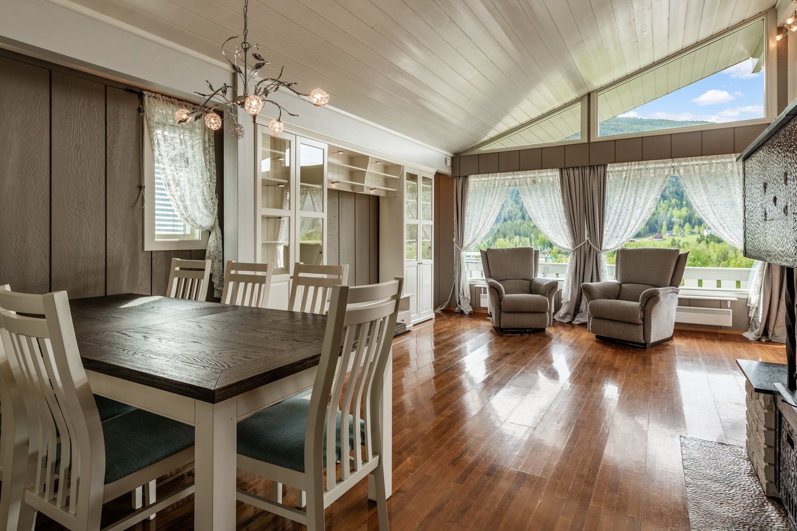 I 1. etasje er det lys og pen stue/spisestue med plass til flere sittegrupper Galleribilde