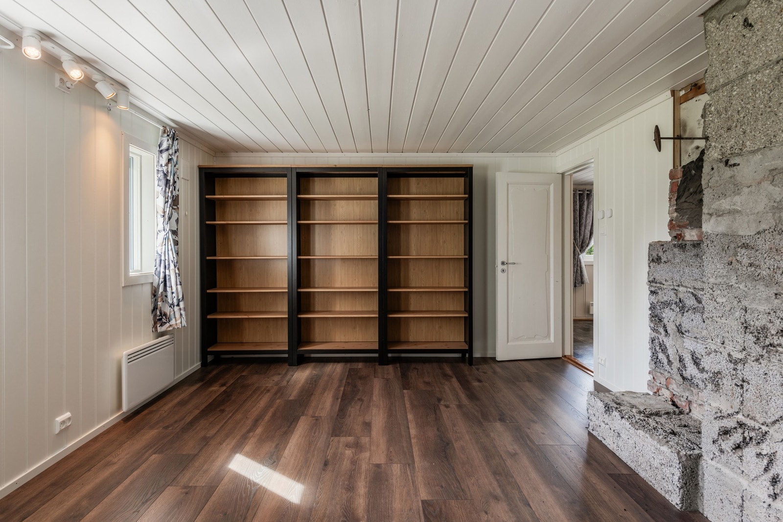 Kjellerstue/peisestue i underetasje Galleribilde