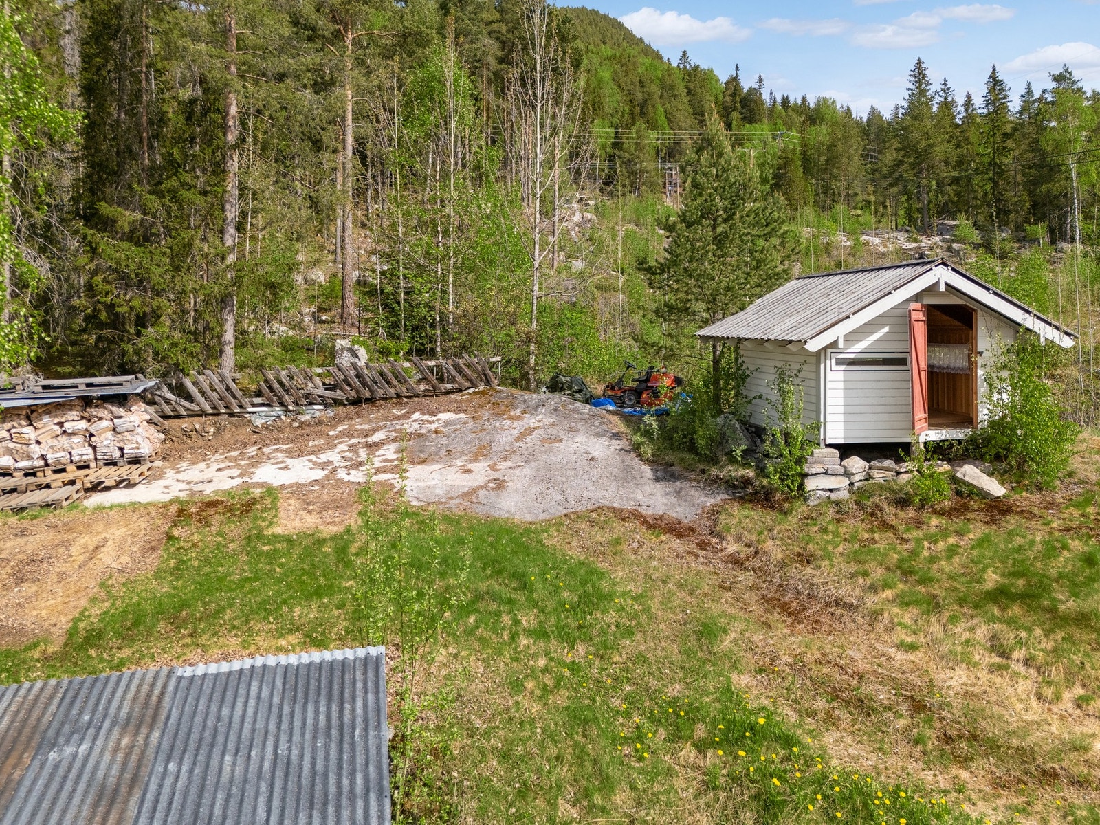 Uthus på baksiden av boligen. Her ligger også stabburet til venstre for vedstabel Galleribilde