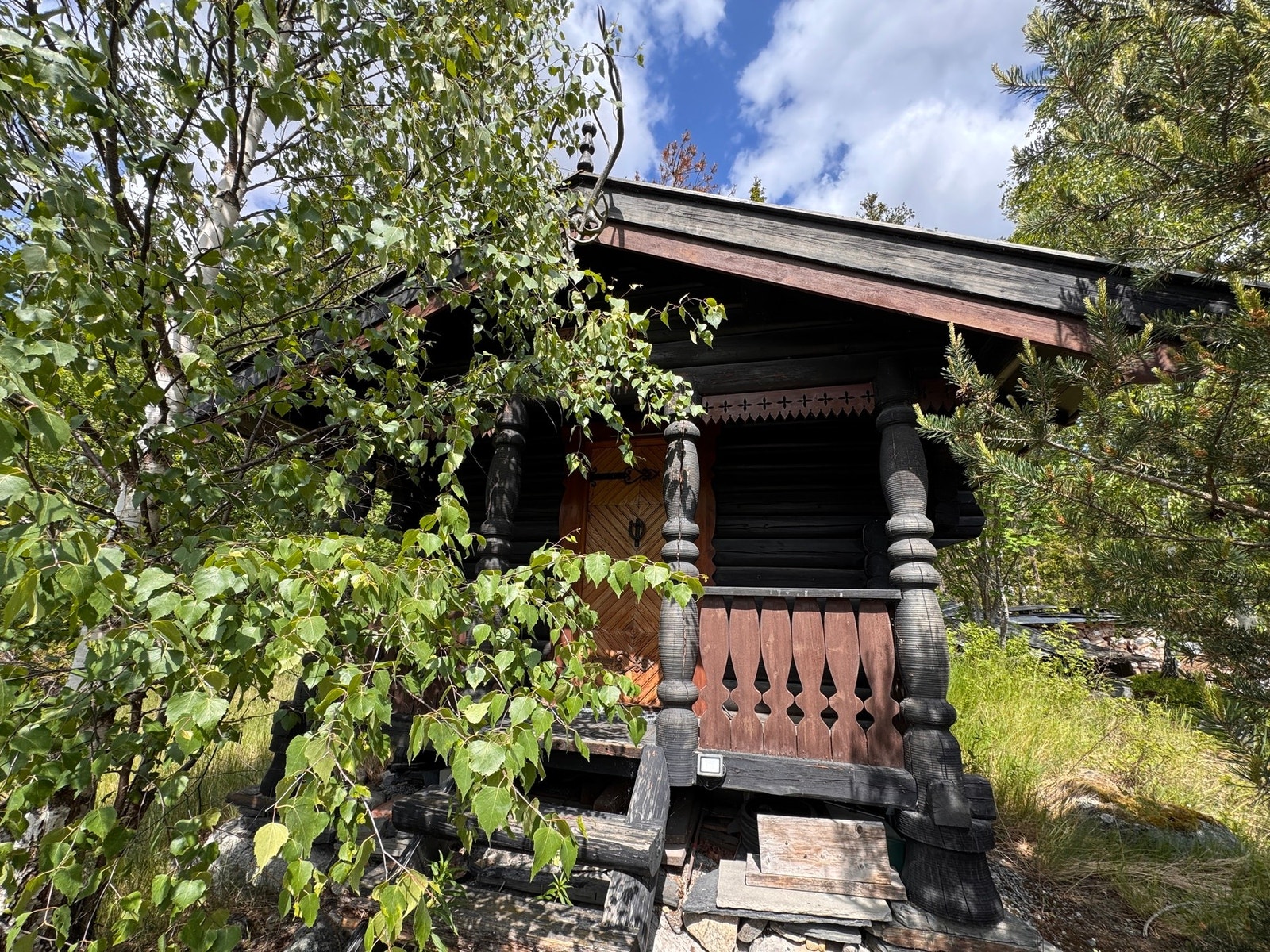 Stabburet ved baksiden av boligen Galleribilde