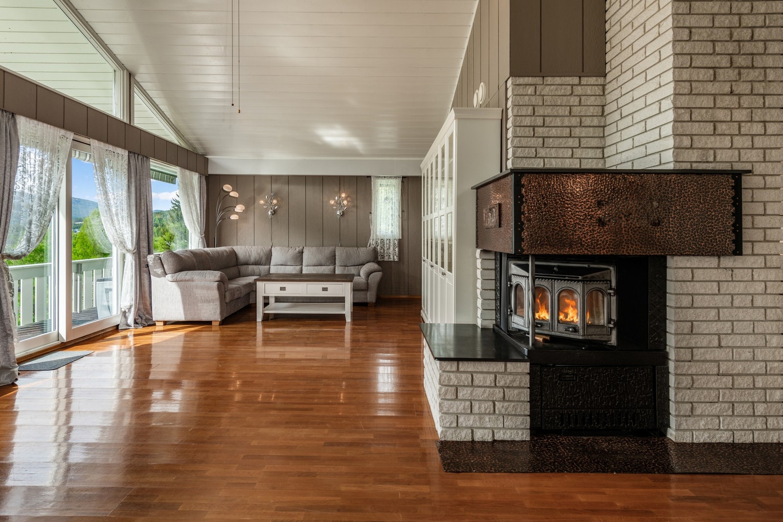 Stue/spisestue har peis Galleribilde