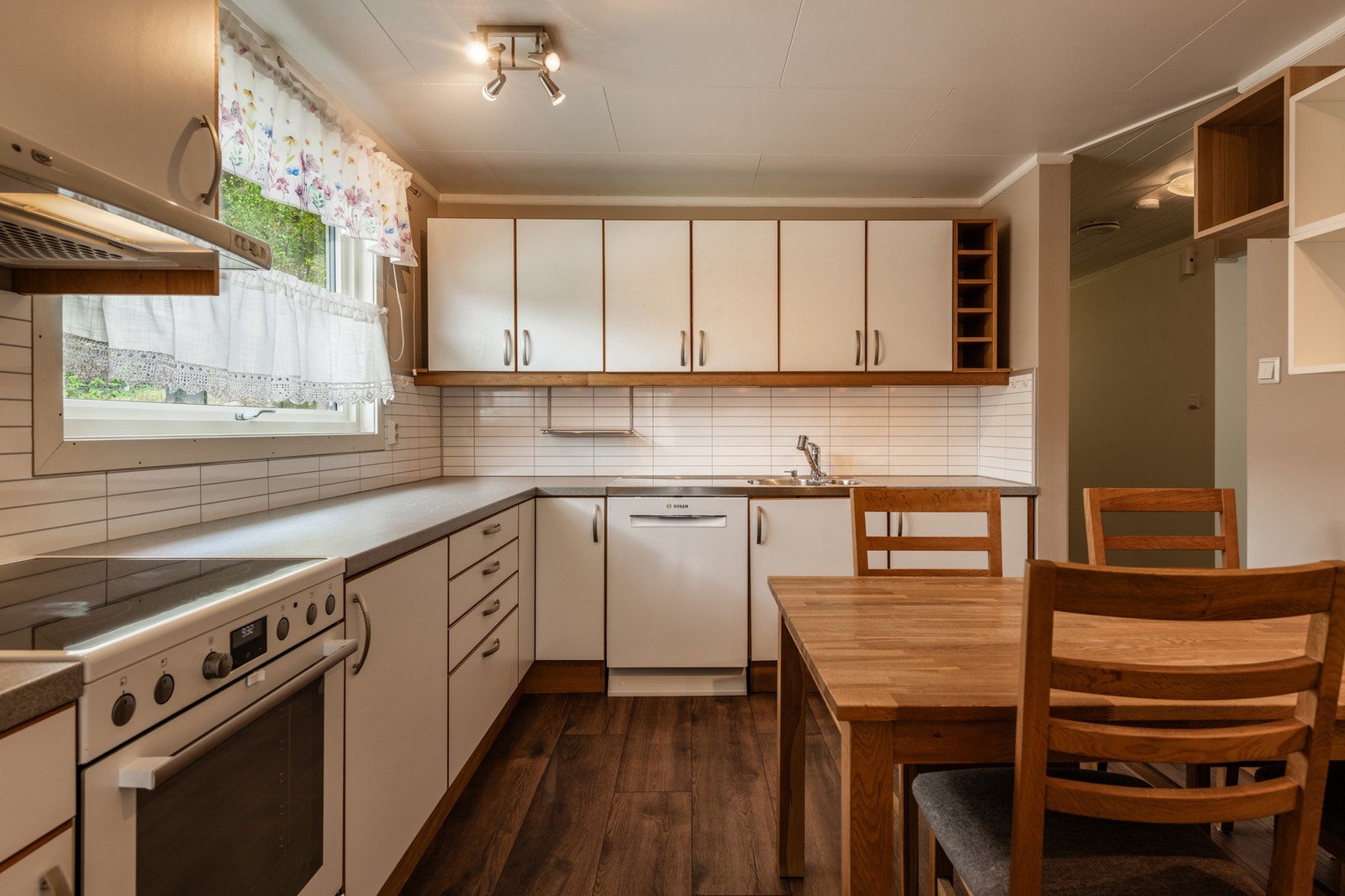 Romslig kjøkken med god skap- og benkeplass Galleribilde