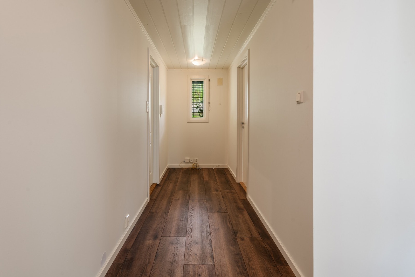 Gang hvor trapp i 1. etasje kommer opp. Gangen leder til soverom og bad. Galleribilde