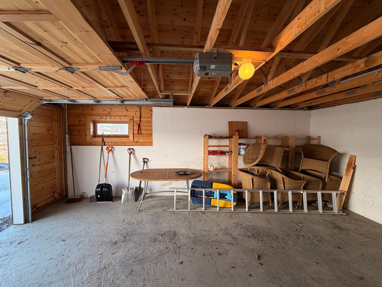 Garasje med god plass Galleribilde