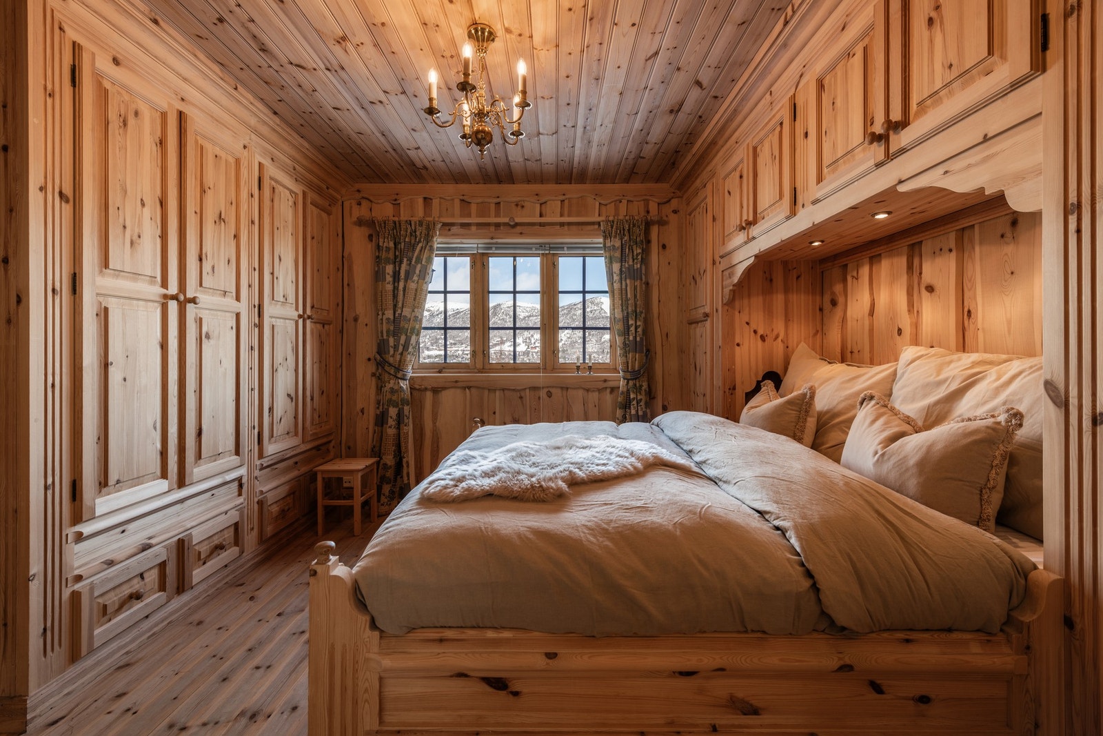 Hyttens andre soverom har også flott, plassbygget seng og garderobeskap Galleribilde