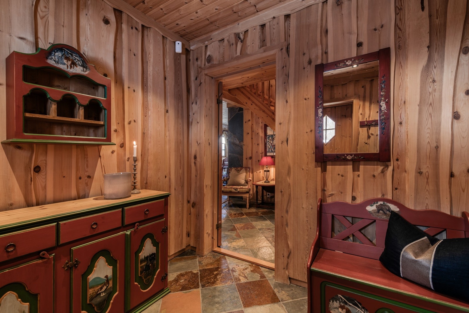 Tilbake i gangen kommer man til entréen Galleribilde