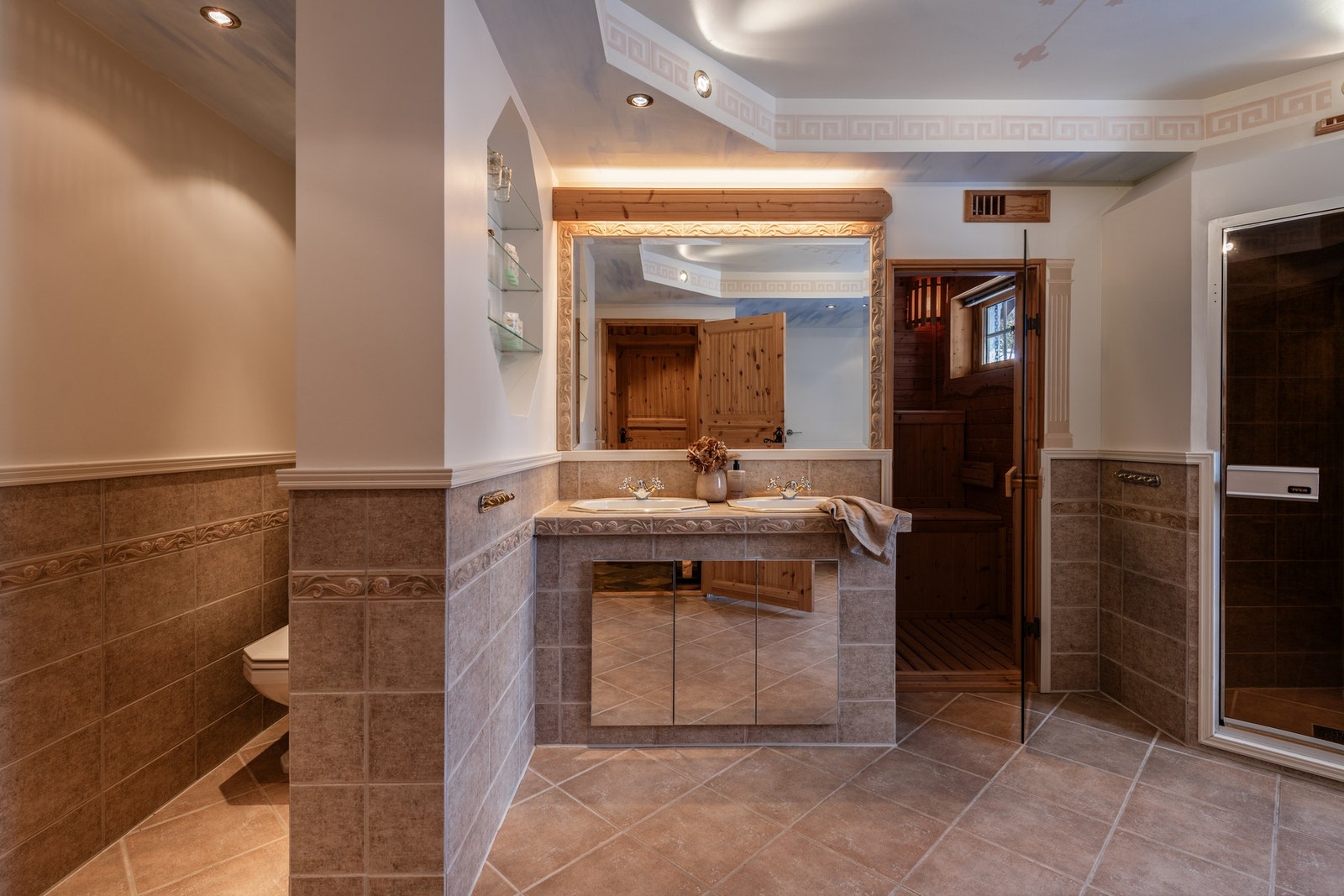 Flott bad/spa med både badstue, stor dusj og badekar Galleribilde