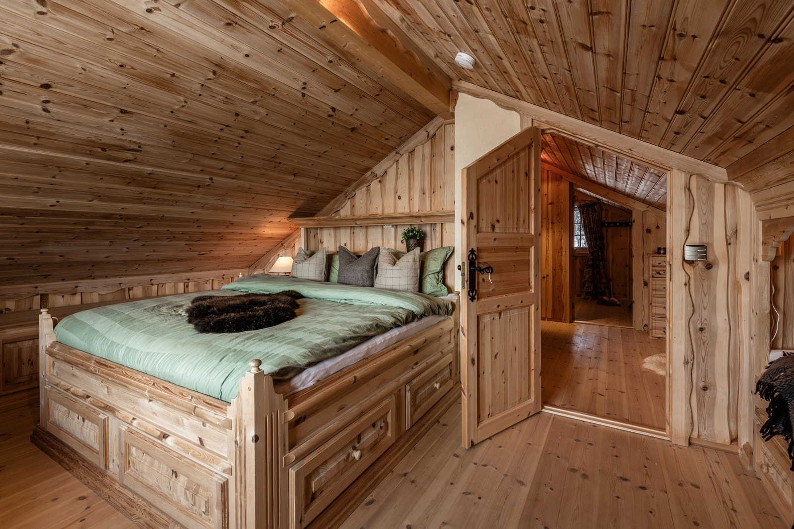 Drøm søtt i myke dyner omringet av frisk fjelluft Galleribilde