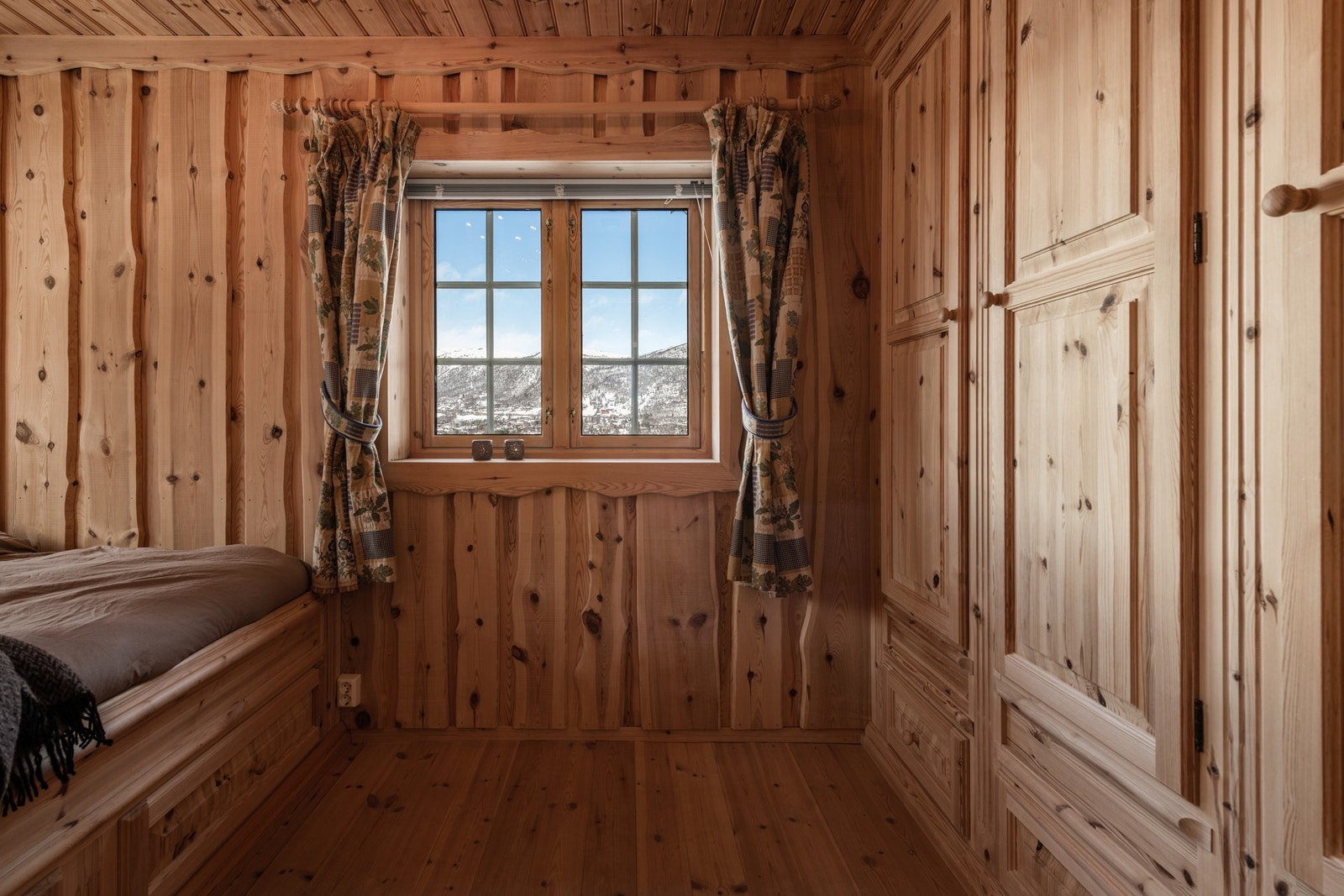 Soverommet har godt med skapplass Galleribilde