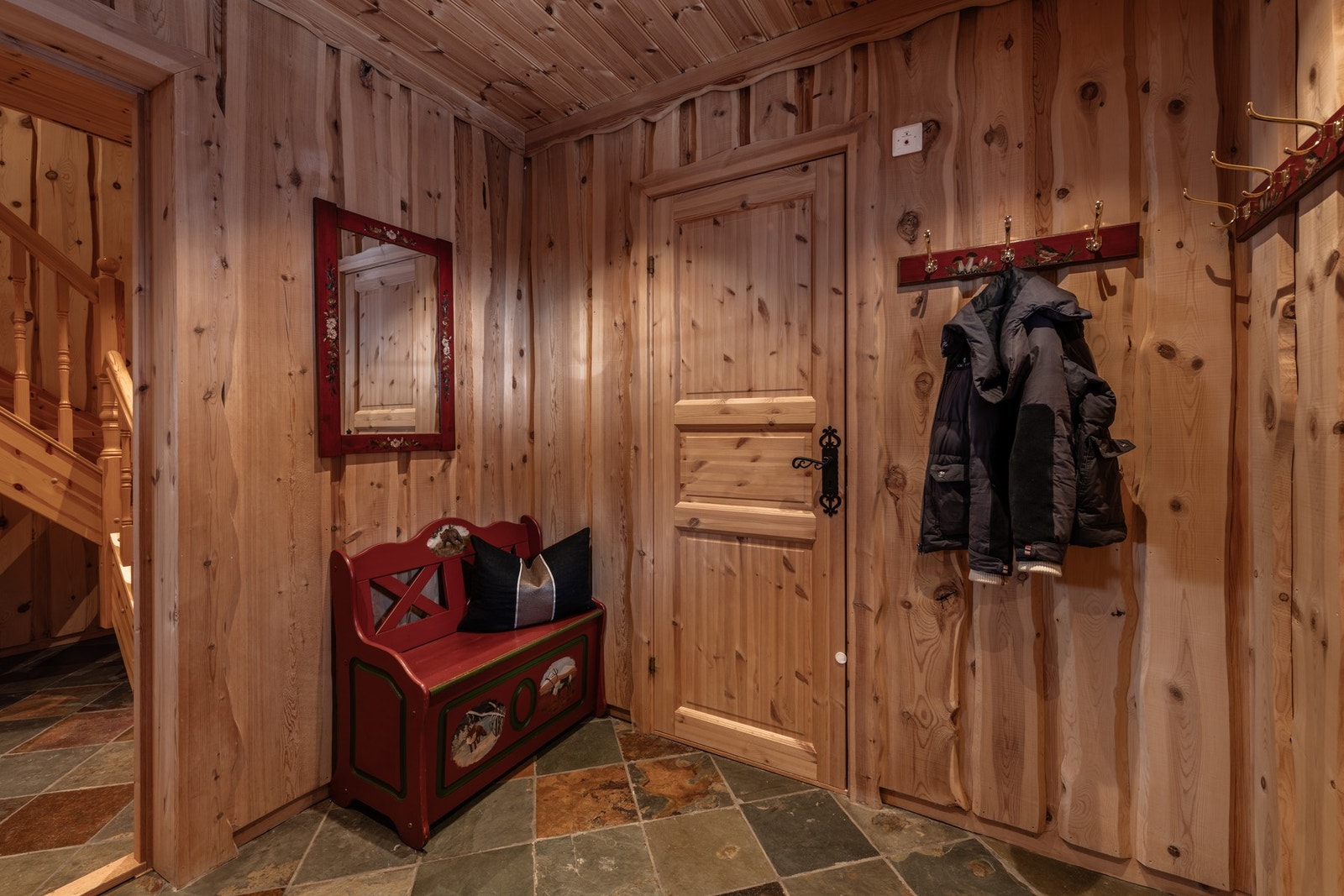 Fra entréen har man tilkomst til garderobe Galleribilde