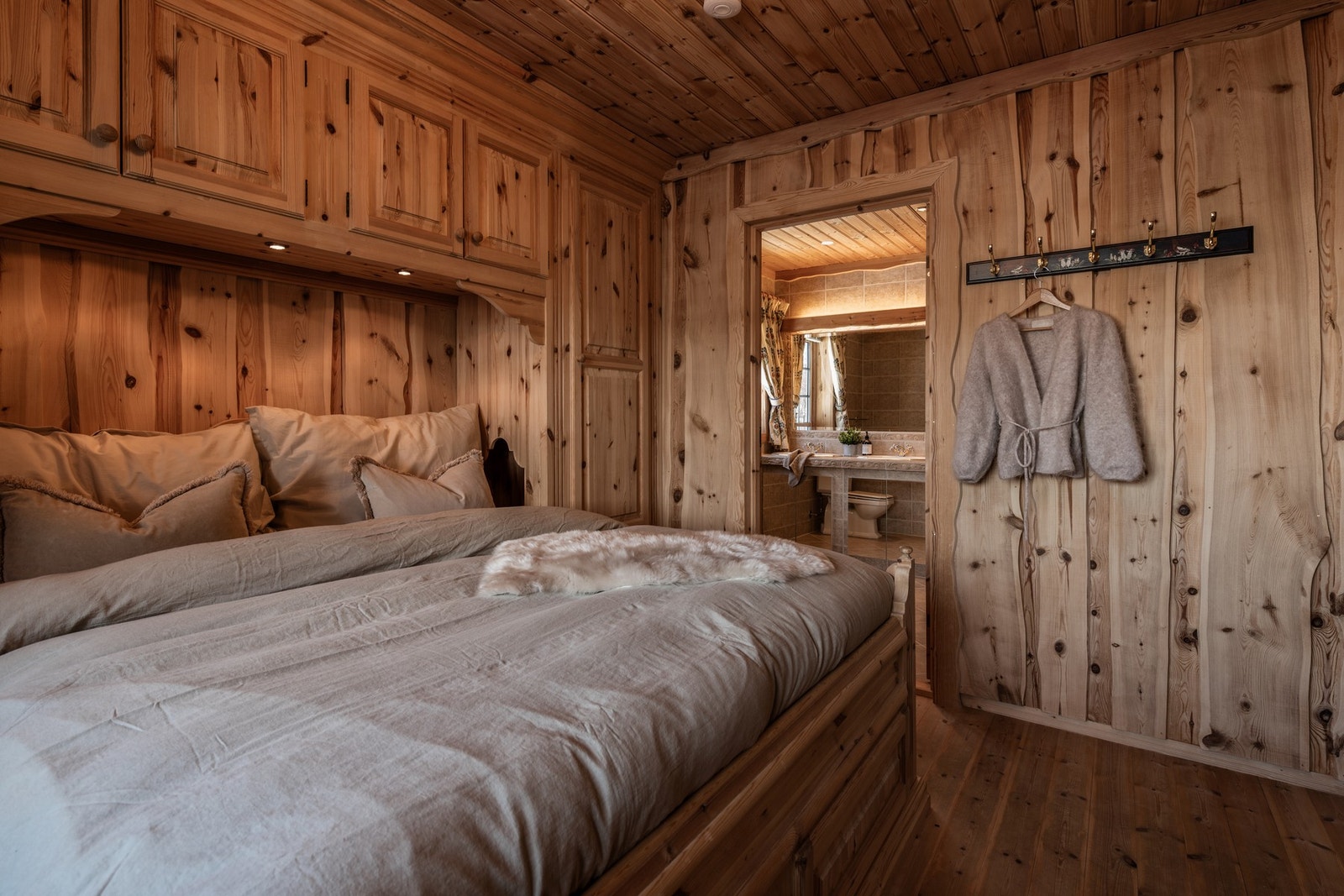 Soverommet har tilkomst til eget bad - med samme lune atmosfære Galleribilde