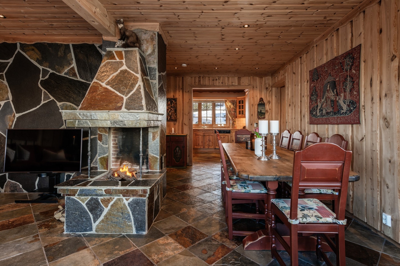 Spisestuen har rom for både store og små selskaper Galleribilde