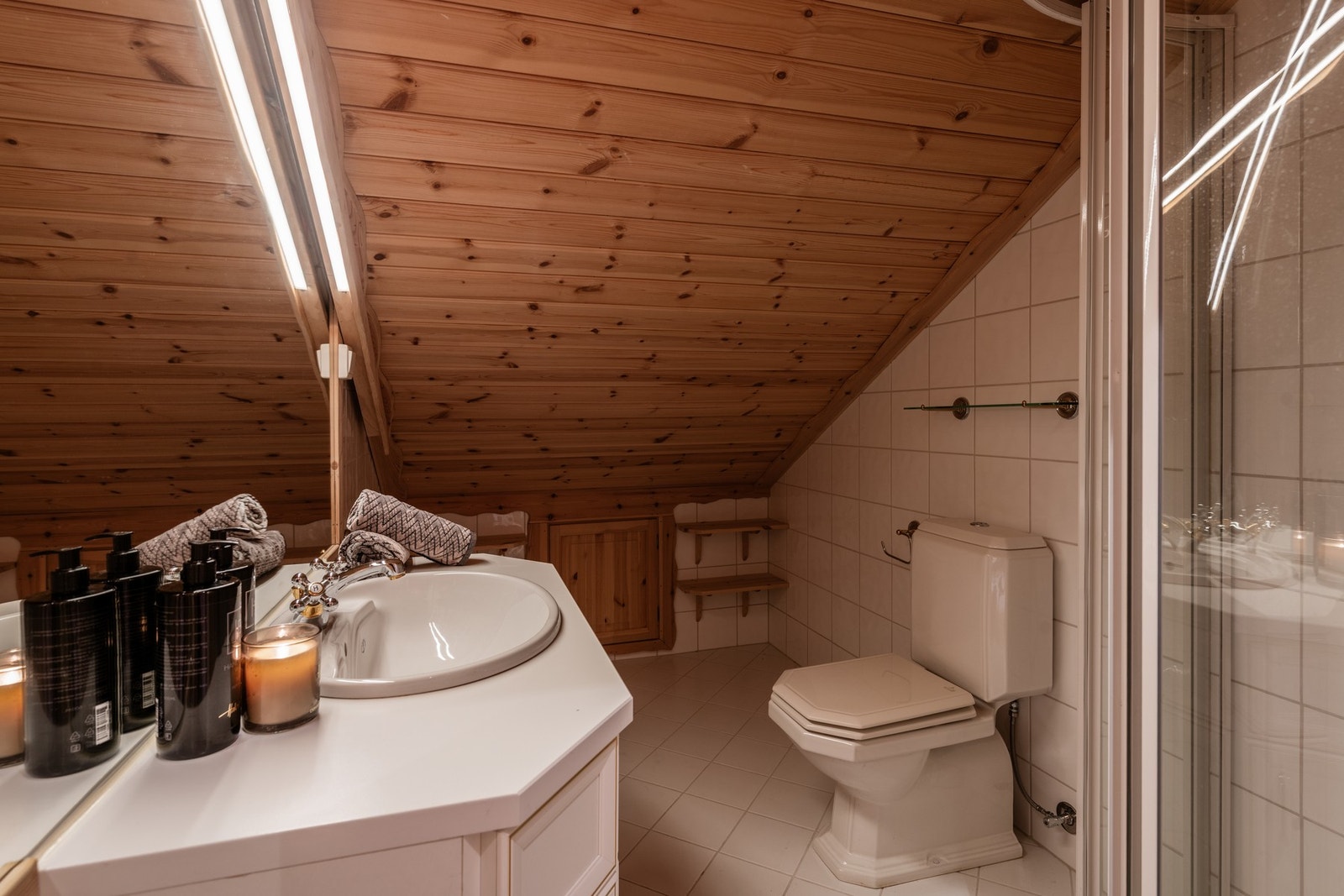 Lunt bad med flislagte vegger og gulv Galleribilde